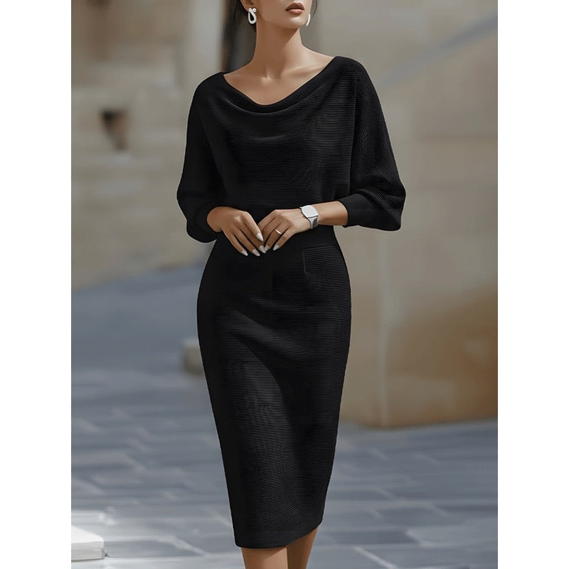 Abito midi donna nero con maniche a pipistrello indossato