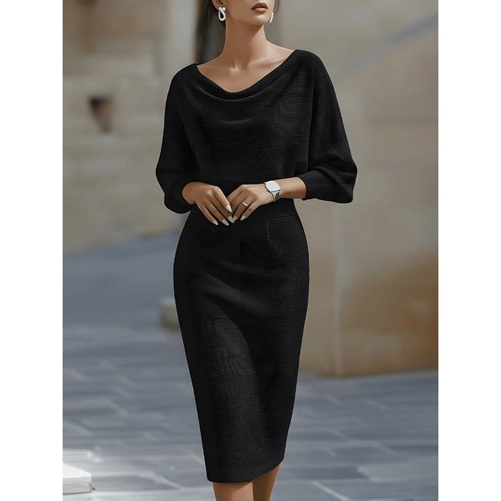 Abito midi donna nero con maniche a pipistrello indossato