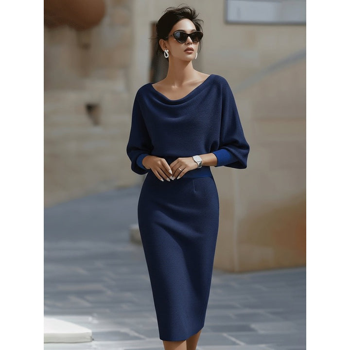 Abito midi donna blu navy con collo drappeggiato indossato