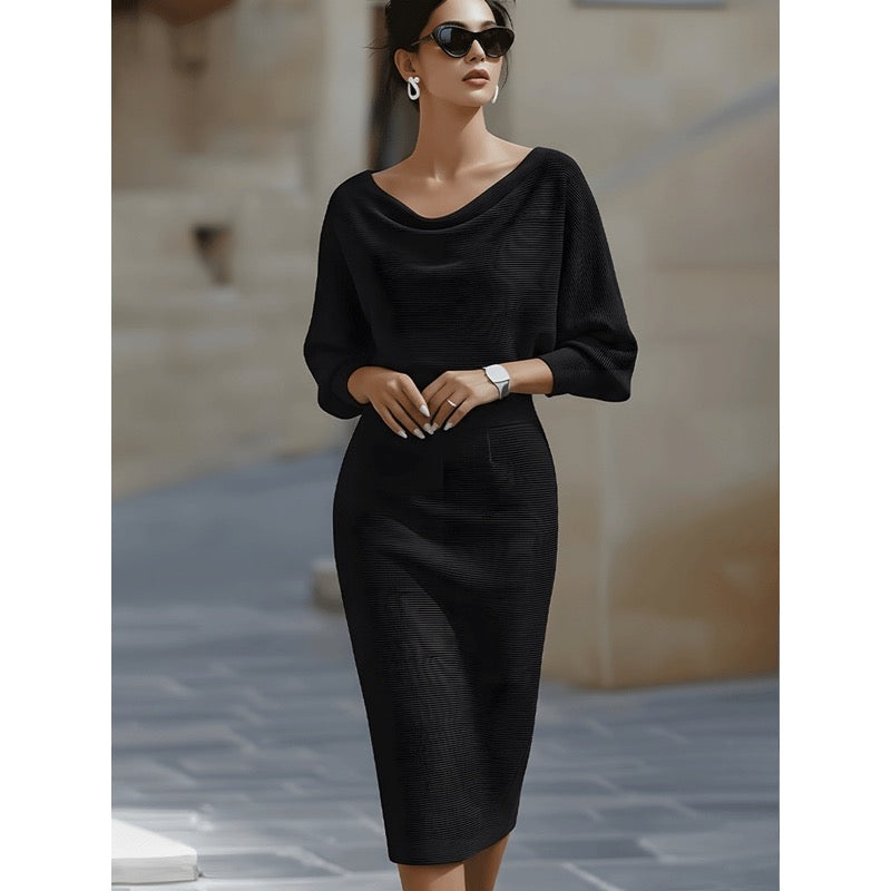 Donna con abito midi nero aderente e occhiali da sole