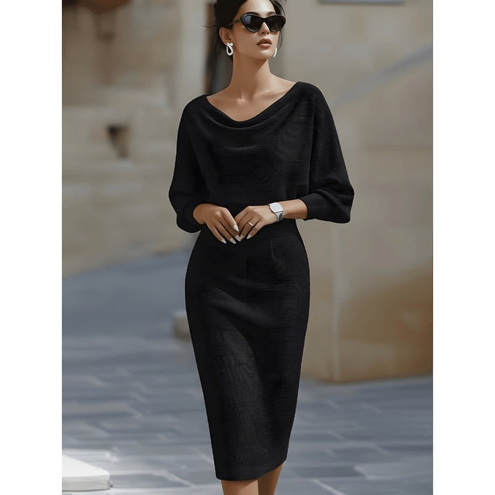 Donna con abito midi nero aderente e occhiali da sole