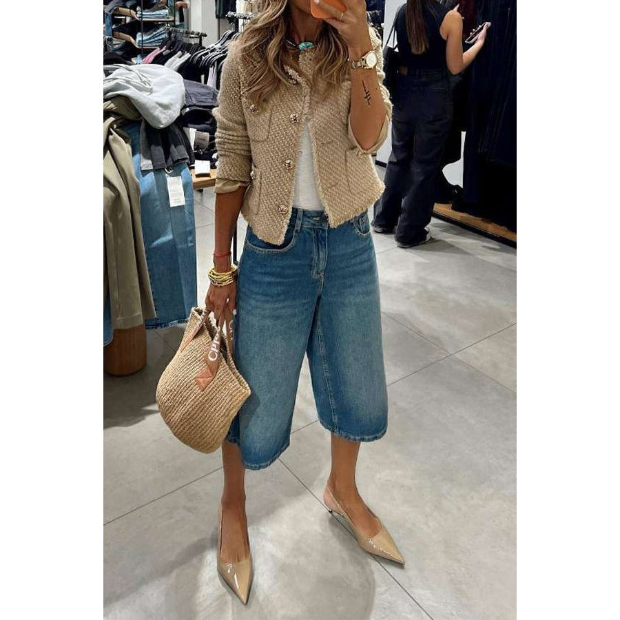Blazer Donna Corto con Tasche Applicate in beige, indossato con pantaloni ampi