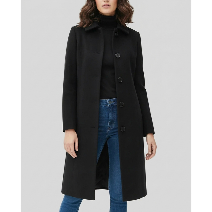 Donna con cappotto lungo nero monopetto e jeans – vista frontale