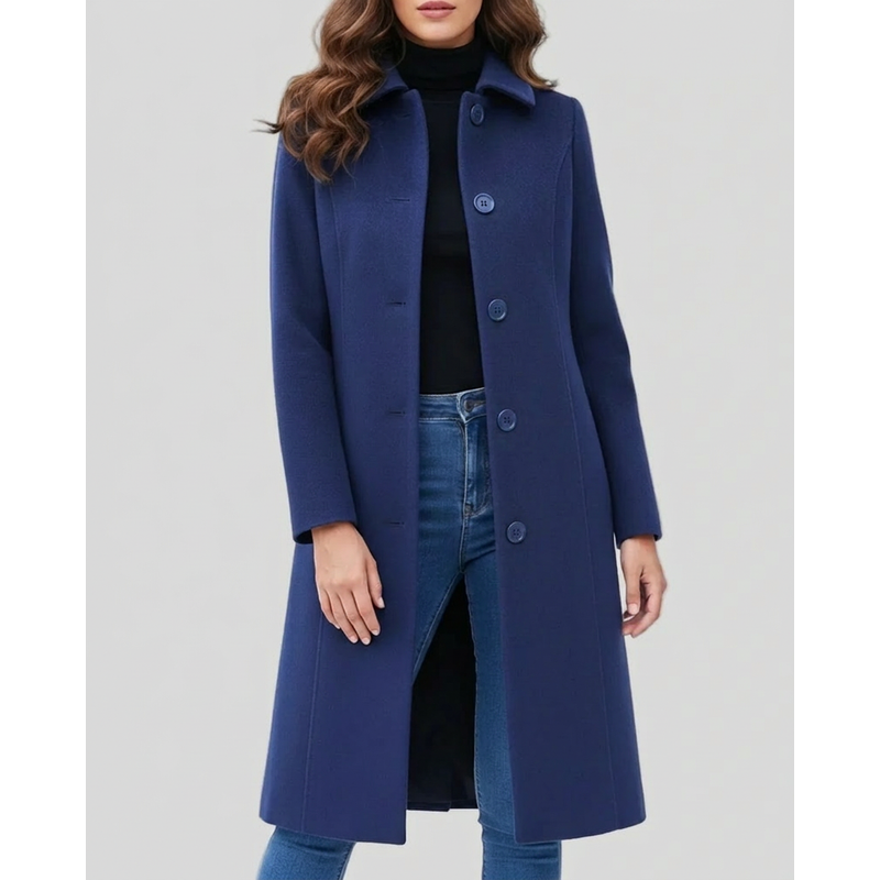Donna con cappotto lungo blu scuro monopetto e jeans