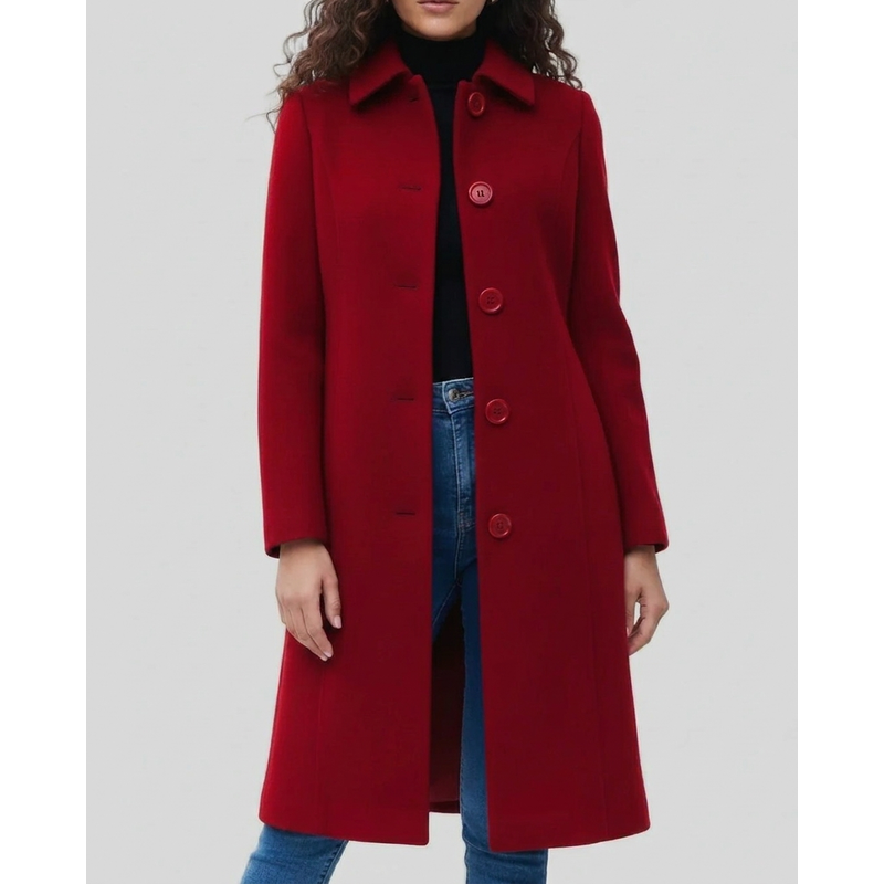 Donna con cappotto lungo rosso monopetto e jeans