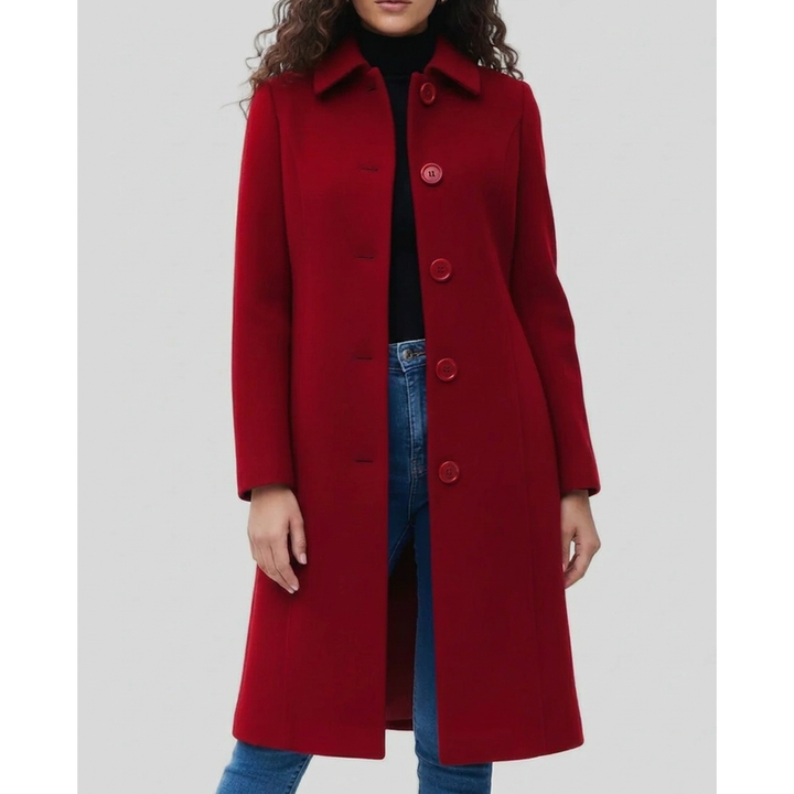 Donna con cappotto lungo rosso monopetto e jeans
