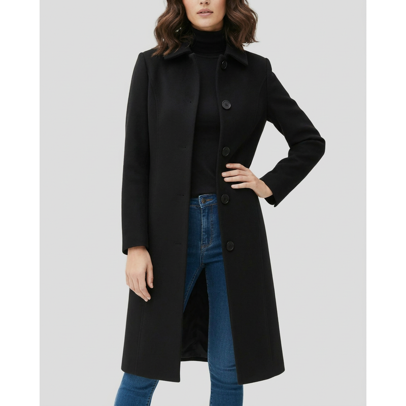 Donna con cappotto lungo nero e mano sul fianco