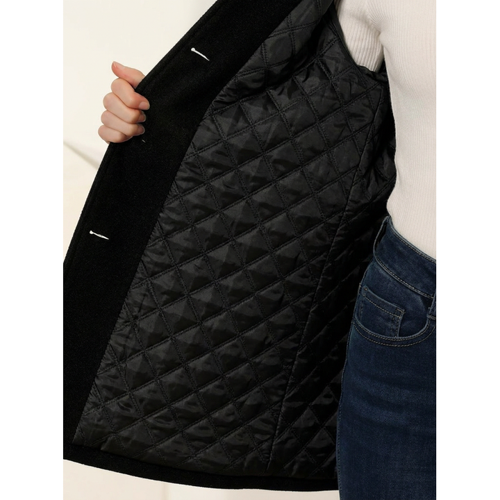 Dettaglio dell’interno trapuntato del cappotto lungo nero