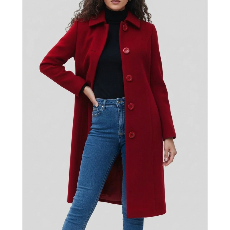 Donna con cappotto lungo rosso – vista laterale