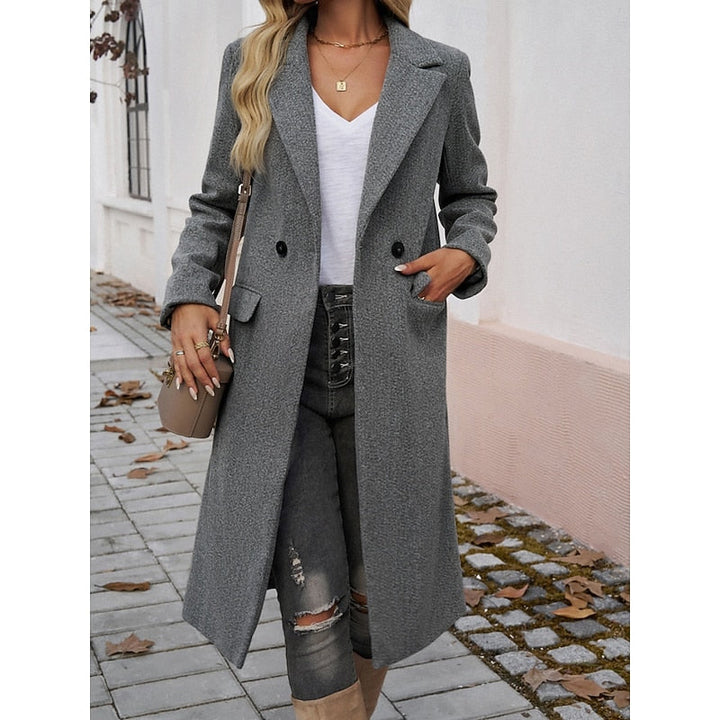Cappotto lungo sartoriale da donna con revers grigio scuro – vista frontale con borsa