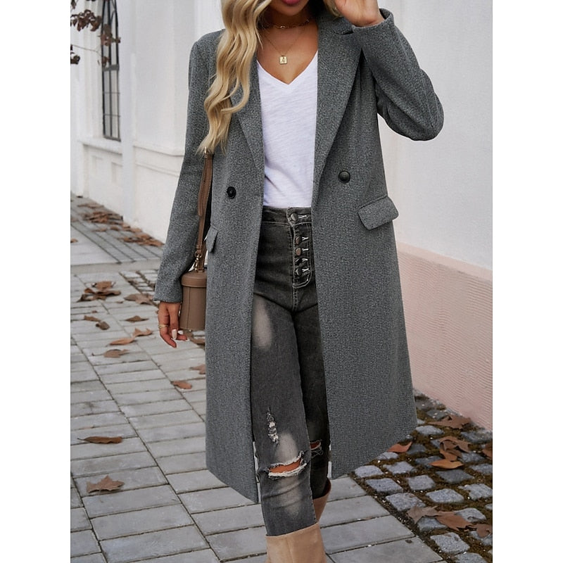 Cappotto lungo sartoriale da donna con revers grigio scuro – indossato aperto