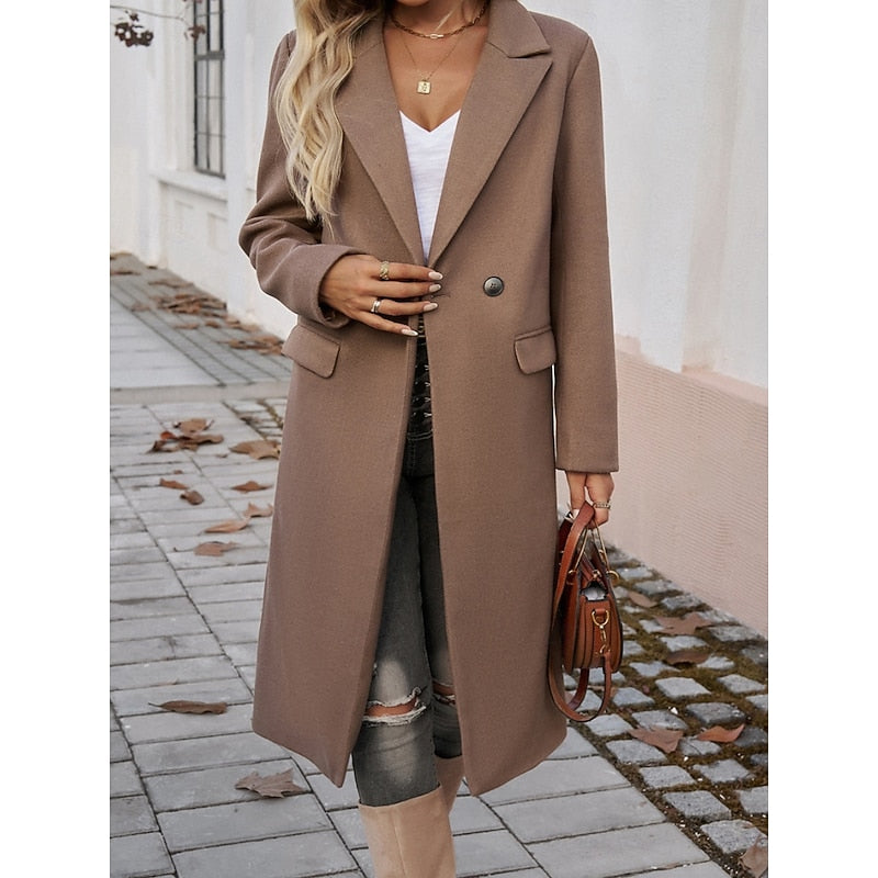 Cappotto lungo sartoriale da donna con revers marrone – indossato aperto