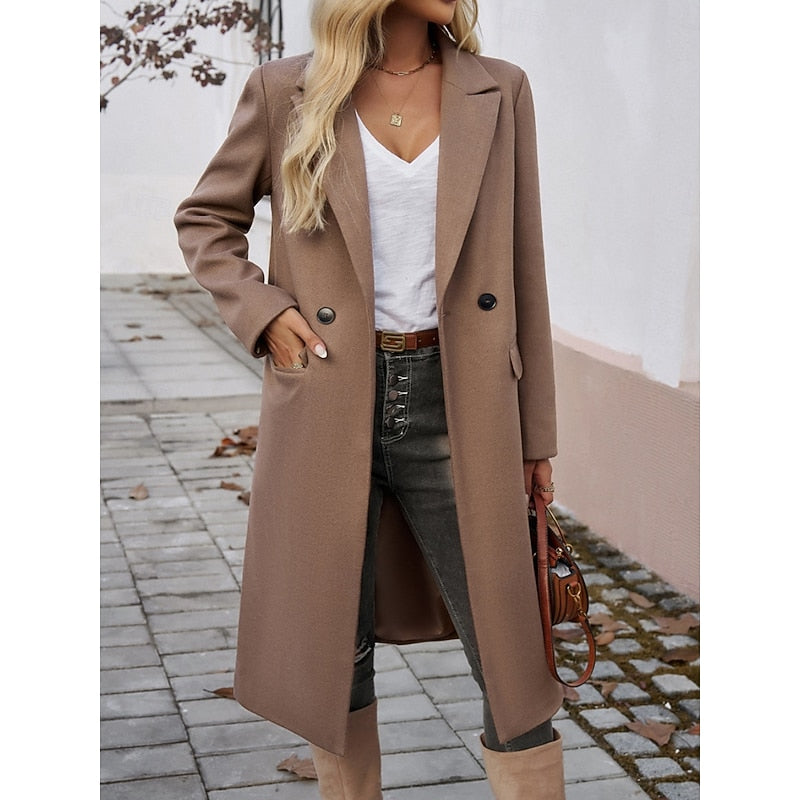 Cappotto lungo sartoriale da donna con revers marrone – vista di tre quarti