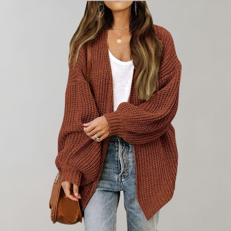 Cardigan donna marrone aperto indossato con jeans