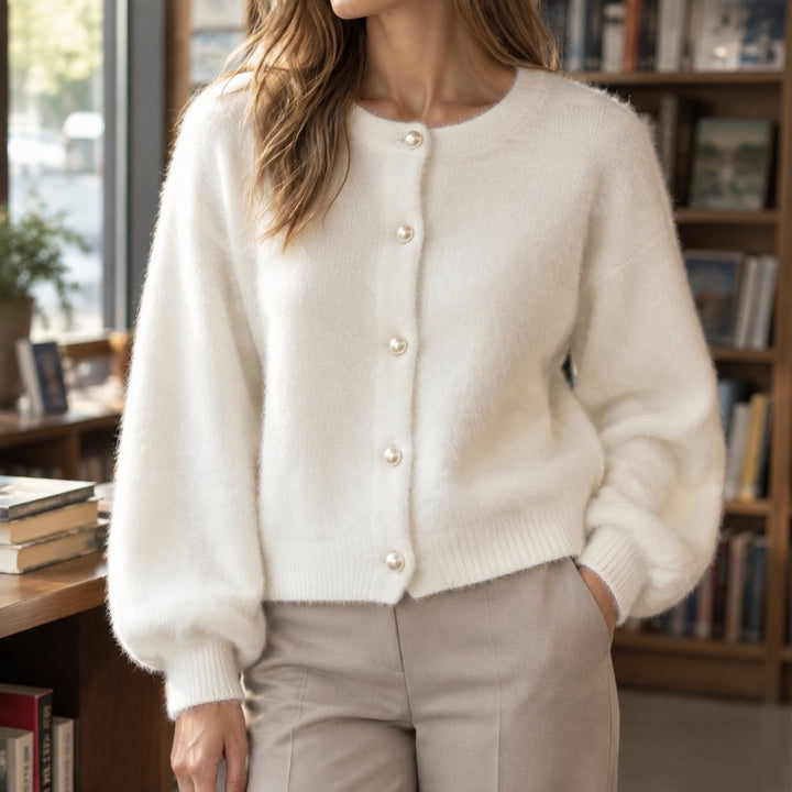 Cardigan donna bianco con bottoni perlati e maniche a sbuffo