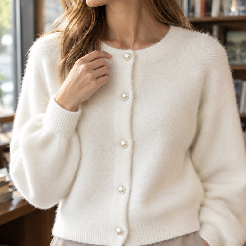 Cardigan donna bianco girocollo indossato – vista frontale