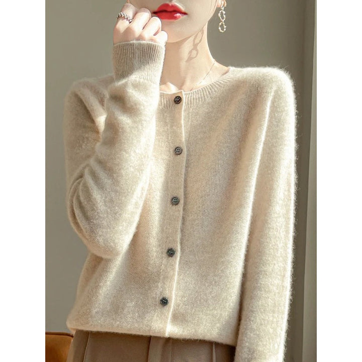 Cardigan donna beige girocollo con bottoni in maglia fine