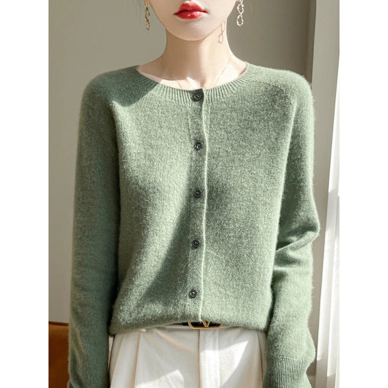 Cardigan donna verde salvia girocollo indossato