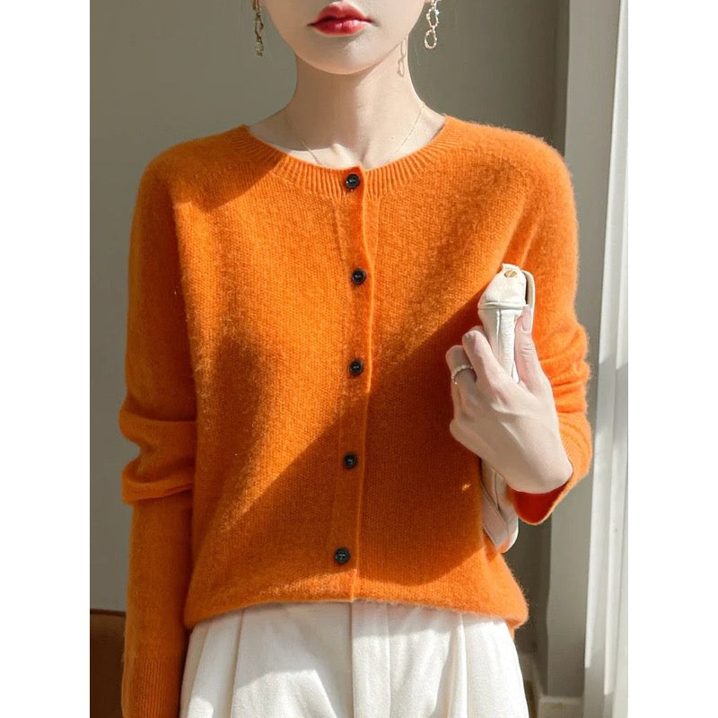 Cardigan donna arancione girocollo indossato