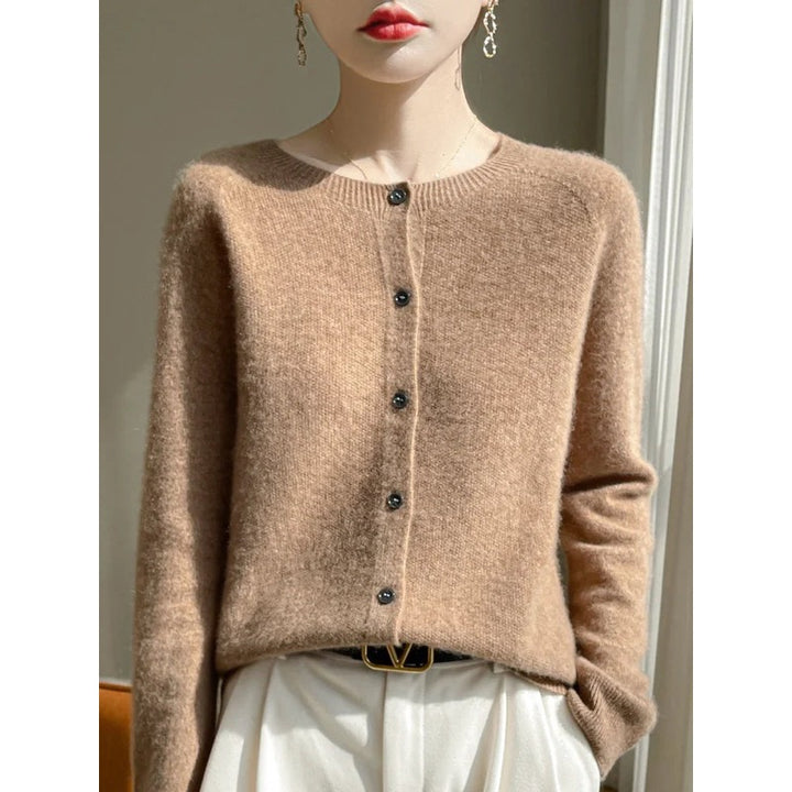 Cardigan donna cammello con bottoni indossato