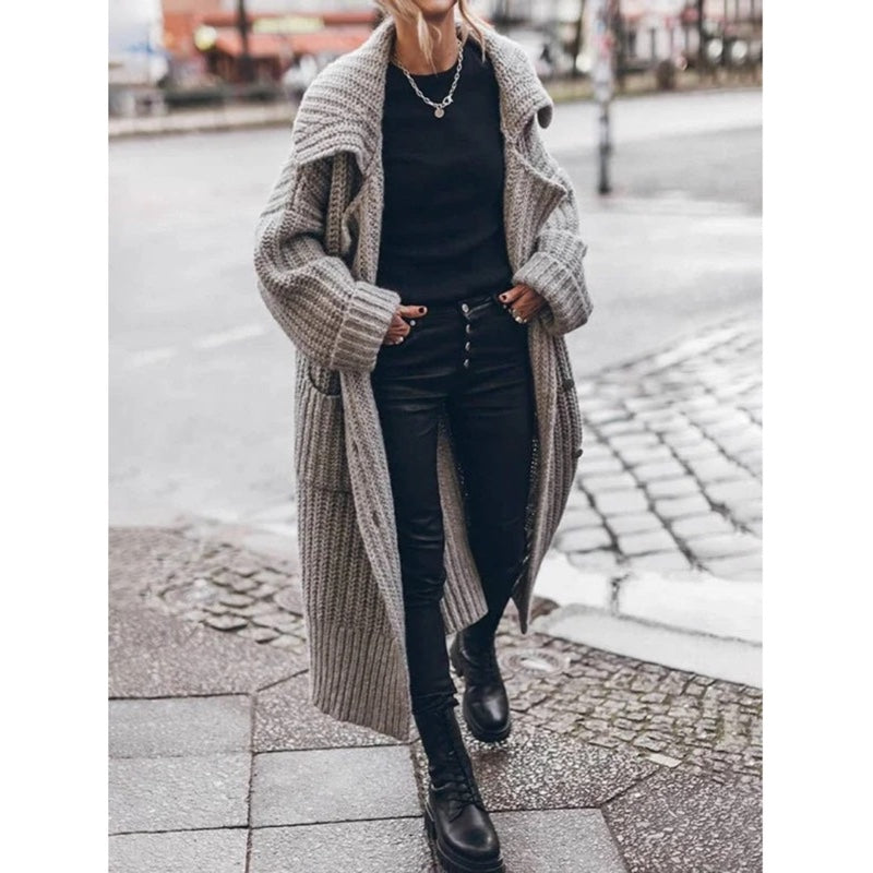 Cardigan lungo donna grigio oversize indossato in città