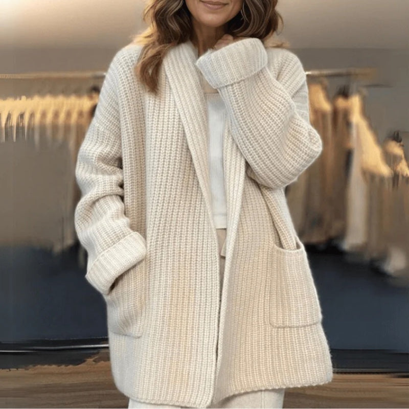 Cardigan lungo donna beige aperto indossato – vista frontale