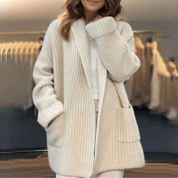 Cardigan lungo donna beige aperto indossato – vista frontale