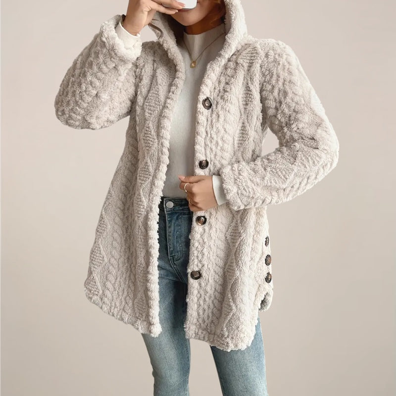 Cardigan lungo donna beige con cappuccio indossato abbottonato
