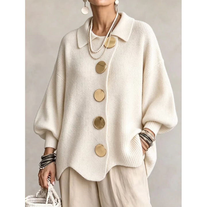 Cardigan oversize da donna con grandi bottoni dorati bianco avorio – vista frontale