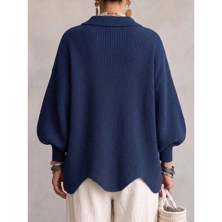 Cardigan oversize da donna con grandi bottoni dorati blu navy – vista posteriore con orlo ondulato