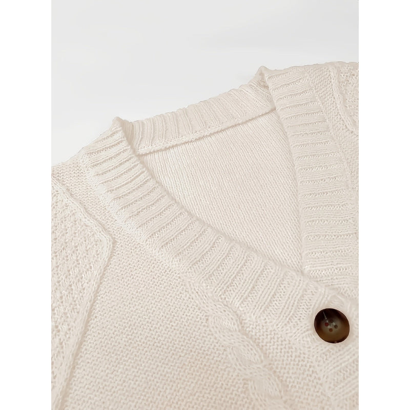 Cardigan a trecce da donna con scollo a V beige – dettaglio dello scollo a V