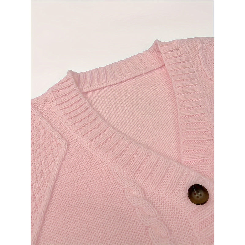 Cardigan a trecce da donna con scollo a V rosa – dettaglio dello scollo con bottone