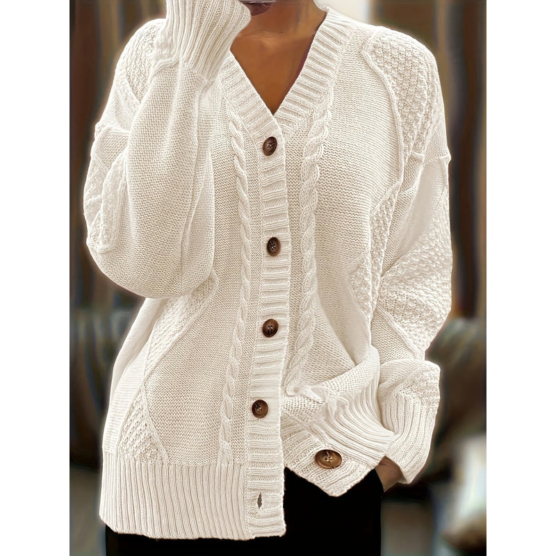 Cardigan a trecce da donna con scollo a V beige – indossato vista frontale