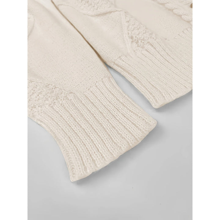 Cardigan a trecce da donna con scollo a V beige – dettaglio del polsino