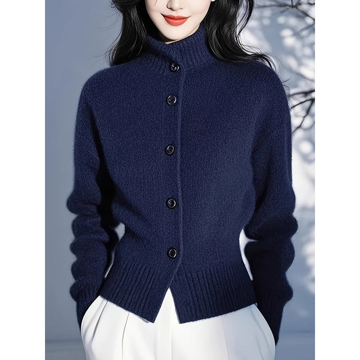 Donna con cardigan blu navy abbottonato