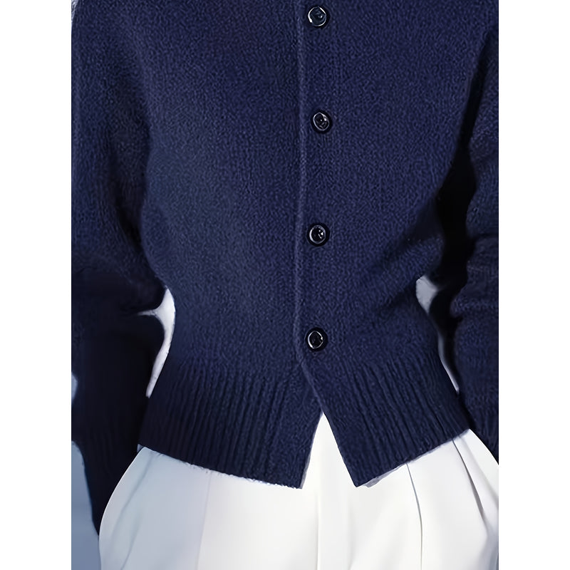 Dettaglio dei bottoni del cardigan blu navy