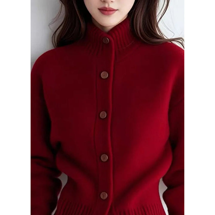 Donna con cardigan rosso abbottonato