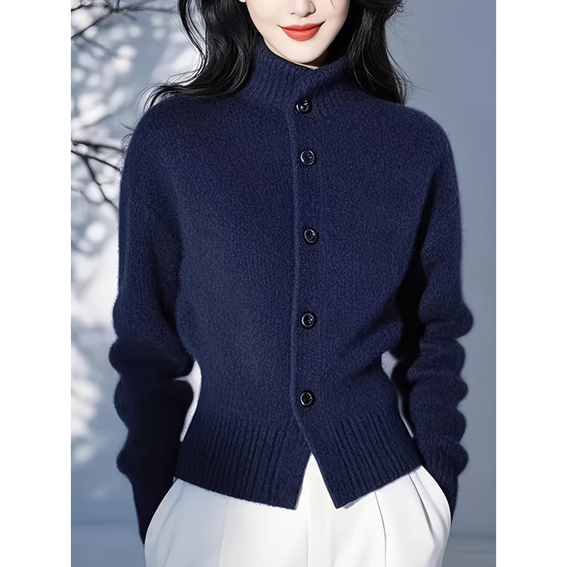 Donna con cardigan blu navy con collo alto e pantaloni bianchi