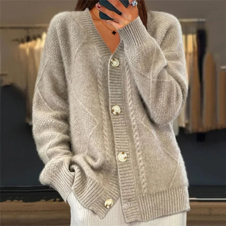 Cardigan donna cammello con bottoni dorati indossato