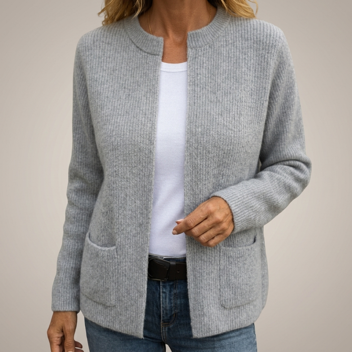 Donna con cardigan grigio in maglia e jeans