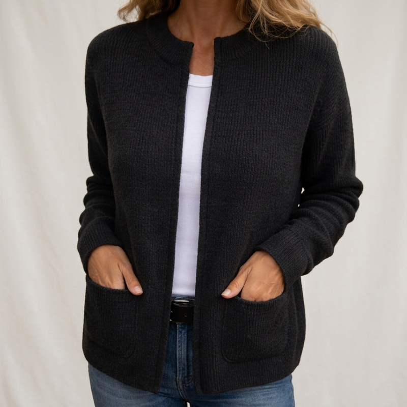 Donna con cardigan nero in maglia con tasche frontali