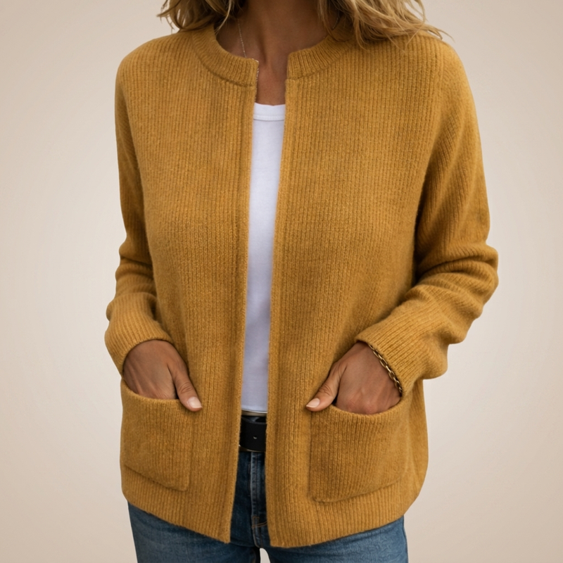 Donna con cardigan giallo in maglia con tasche frontali