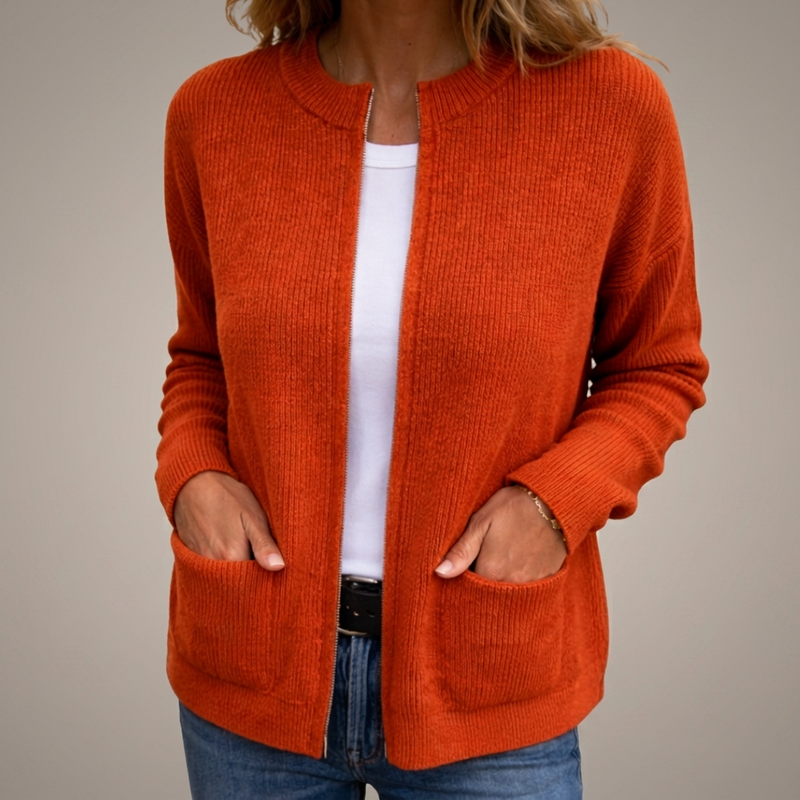 Donna con cardigan arancione in maglia con tasche frontali