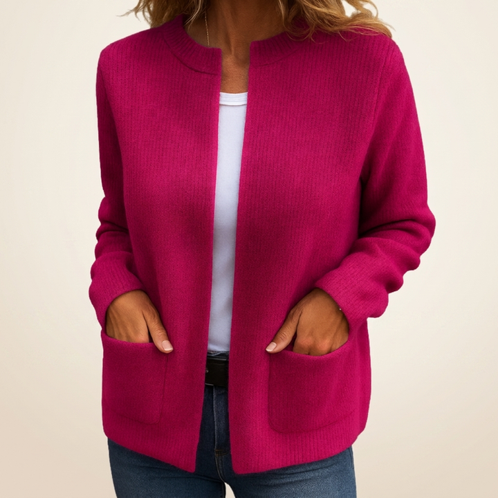 Donna con cardigan rosa scuro in maglia con tasche frontali
