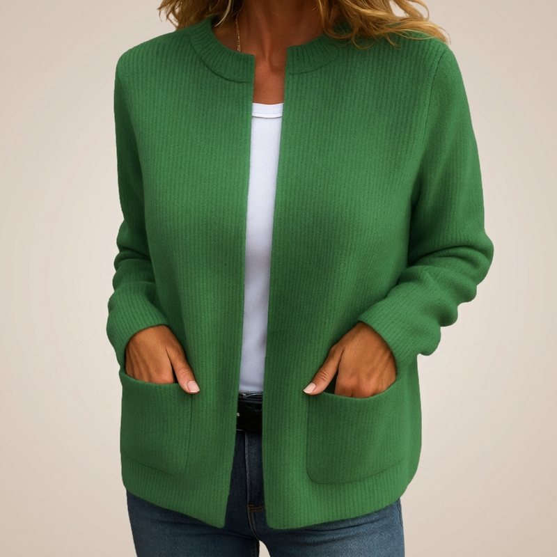 Donna con cardigan verde in maglia con tasche frontali