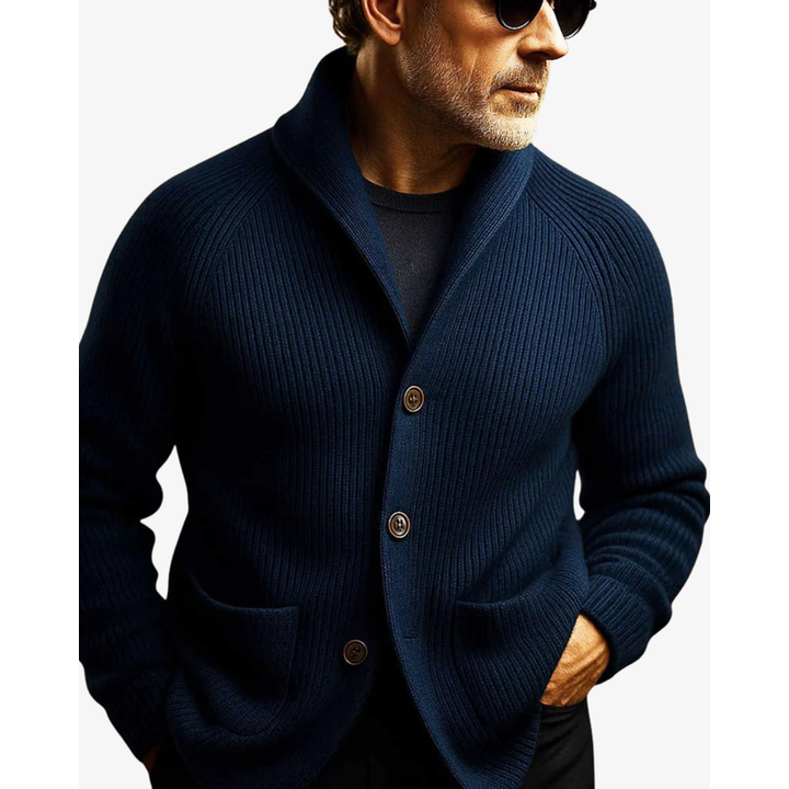Cardigan sartoriale da uomo con bottoni e tasche blu navy – indossato