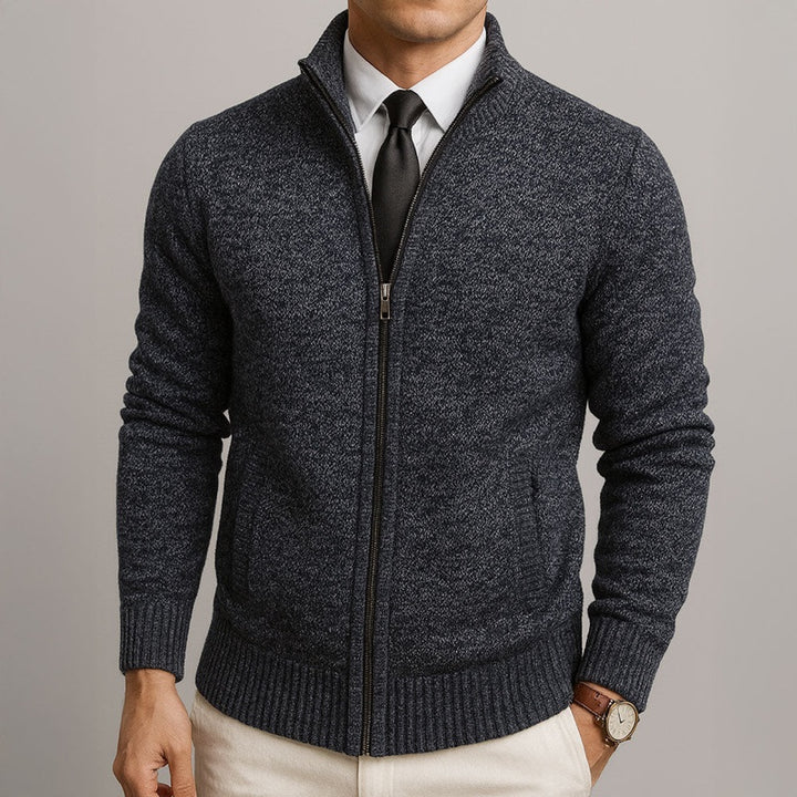 Uomo con cardigan grigio con zip, camicia e cravatta