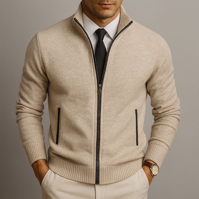 Cardigan uomo beige con zip e collo alla coreana indossato