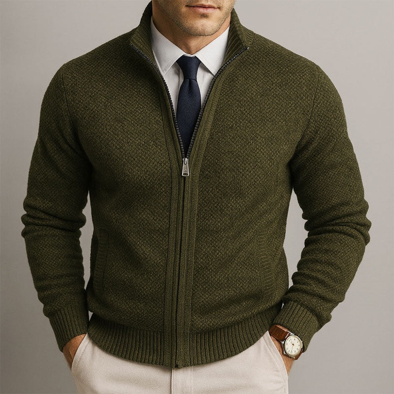 Cardigan uomo verde oliva con zip indossato