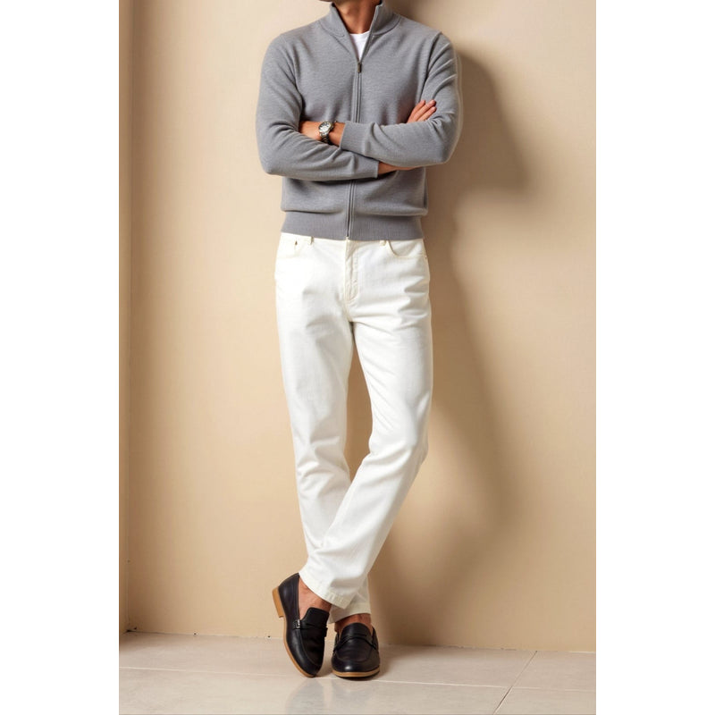 Cardigan da uomo con zip in maglia fine grigio – indossato con pantaloni bianchi